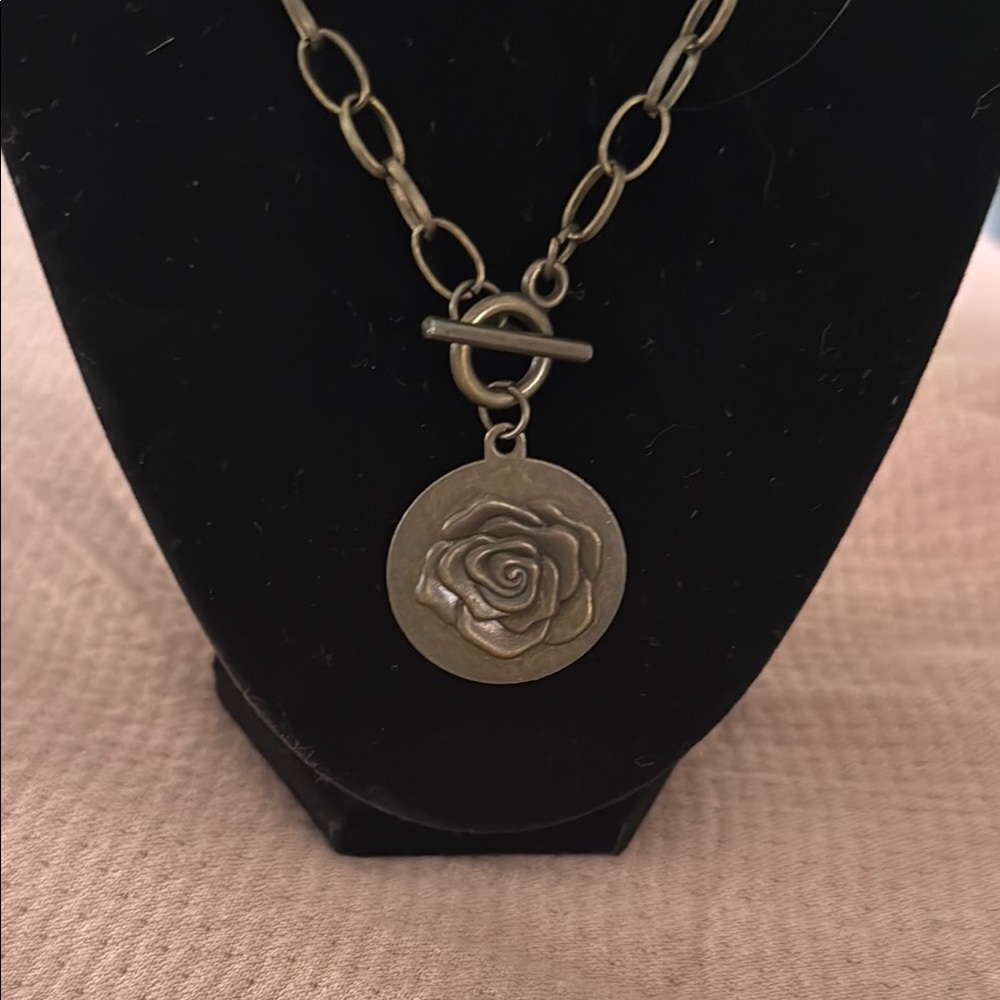 Chic Gold-Tone Necklace with Rose Pendant